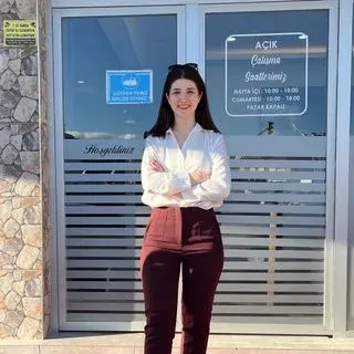 Dt. Merve Nur Altıntaş — Diş Hekimi, Uşak. Portre fotoğrafı.