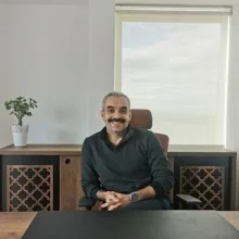 Uzm. Dr. Muhammet Emin Tan — Çocuk ve Ergen Psikiyatrisi, İzmir. Portre fotoğrafı.