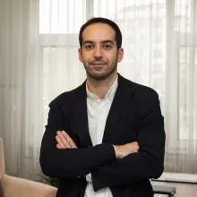 Uzm. Dr. Mert Batmaz — Psikiyatri, İstanbul. Portre fotoğrafı.