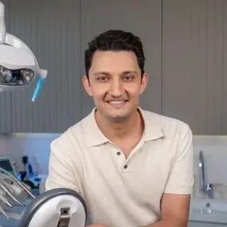 Uzm. Dt. Kadir Işık — Torbalı, İzmir. Portre fotoğrafı.