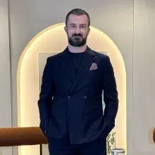 Op. Dr. Emre Özenalp — Plastik Rekonstrüktif Ve Estetik Cerrahi, İstanbul. Portre fotoğrafı.