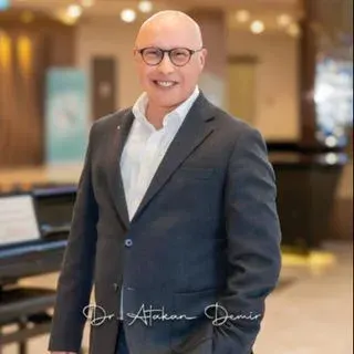 Dr. Atakan Demir — Tıbbi Onkoloji, İstanbul. Portre fotoğrafı.