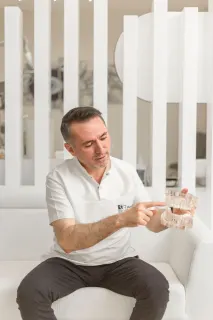 Dt. Mustafa Özcan profilinde yer alan galeri fotoğrafı.