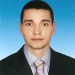 Dr. Dt. Mert Sanrı — Mersin. Portre fotoğrafı.