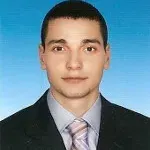 Dr. Dt. Mert Sanrı — Mersin. Portre fotoğrafı.