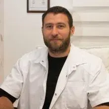 Uzm. Dr. Timur Yılmaz — Nöroloji, Konyaaltı, Antalya. Portre fotoğrafı.