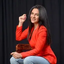 Dt. Büşra Yörük — Diş Hekimi, İstanbul. Portre fotoğrafı.