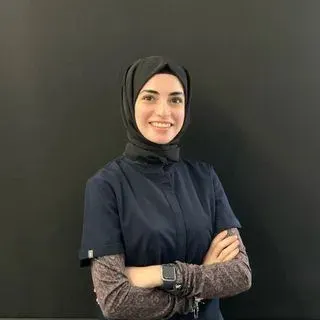 Dt. Aleyna Aygül — Diş Hekimi, Malatya. Portre fotoğrafı.