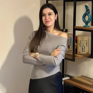 Psk. Özge Özkalay — Psikoloji, İstanbul. Portre fotoğrafı.