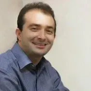 Uzm. Dr. Başaran Sezer — Çocuk ve Ergen Psikiyatrisi, Bursa. Portre fotoğrafı.
