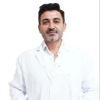 Op. Dr. Emrullah Akay — Kadın Hastalıkları Ve Doğum, Küçükçekmece, İstanbul. Portre fotoğrafı.