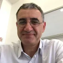 Uzm. Dr. Hüseyin Çat — İç Hastalıkları, İstanbul. Portre fotoğrafı.
