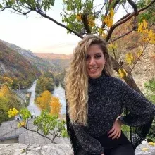 Dyt. Nilay Çelik — Diyetisyen. Portre fotoğrafı.