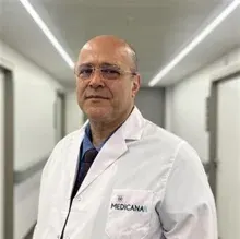 Uzm. Dr. Behram Danış — Dermatoloji, Avcılar, İstanbul. Portre fotoğrafı.