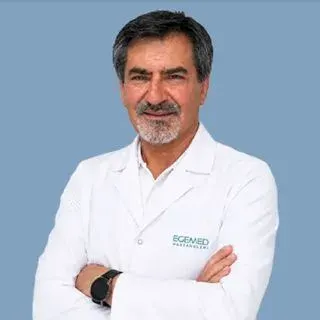 Op. Dr. Hakan Güney — Plastik Rekonstrüktif Ve Estetik Cerrahi, Kuşadası, Aydın. Portre fotoğrafı.
