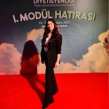 Dyt. Büşra Kalay — Diyetisyen. Portre fotoğrafı.