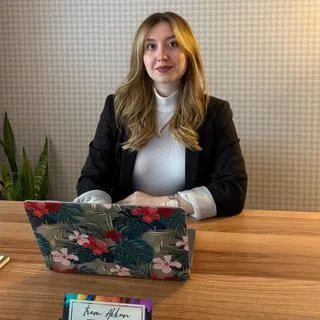 Kl. Psk. İrem Akkan — Psikoloji, İstanbul. Portre fotoğrafı.