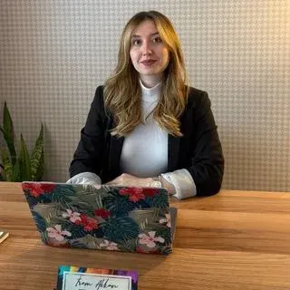 Kl. Psk. İrem Akkan — Psikoloji, İstanbul. Portre fotoğrafı.