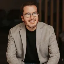 Prof. Dr. Uğur Emrah Altıparmak — Göz Hastalıkları, Çankaya, Ankara. Portre fotoğrafı.