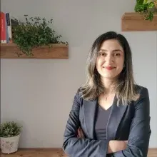 Uzm. Dr. Funda Dönder Şen — Çocuk ve Ergen Psikiyatrisi, Isparta. Portre fotoğrafı.