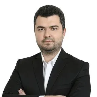 Uzm. Dr. Remzi Karaokur — Çocuk ve Ergen Psikiyatrisi, Ankara. Portre fotoğrafı.