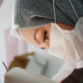 Dt. Zeynep Sarı — Diş Hekimi, Uşak. Portre fotoğrafı.