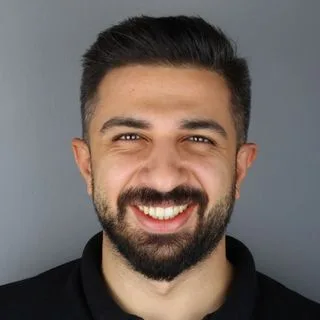 Dt. Özkan Karabat — Diş Hekimi, Diyarbakır. Portre fotoğrafı.