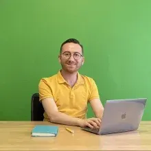Dyt. Yusuf Kenan Özkaraman — Diyetisyen, Balıkesir. Portre fotoğrafı.