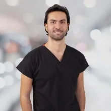 Dt. Engin Yiğit Reis — Diş Hekimi, İzmir. Portre fotoğrafı.
