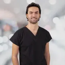Dt. Engin Yiğit Reis — Diş Hekimi, İzmir. Portre fotoğrafı.