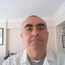 Dt. Ayhan Özdemir — Diş Hekimi, Bursa. Portre fotoğrafı.