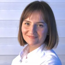 Dt. Nisa Nur Şahin — Diş Hekimi, Antalya. Portre fotoğrafı.