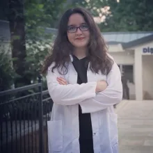 Dt. Büşra Ki̇reçkaya — Diş Hekimi, Denizli. Portre fotoğrafı.