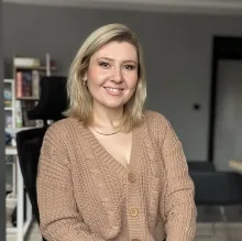 Dkt. Özge Özsoy — Dil ve Konuşma Terapisi. Portre fotoğrafı.
