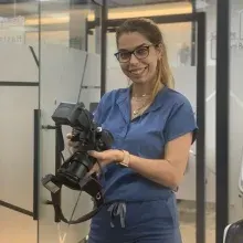 Dt. Fatma Kuvvetli — Diş Hekimi, İzmir. Portre fotoğrafı.