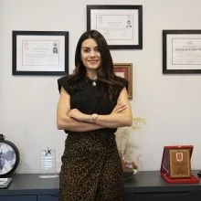 Uzm. Dr. Elif Ebru Özer — İzmir. Portre fotoğrafı.