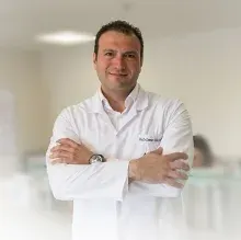 Op. Dr. Deniz Gülhan — Genel Cerrahi, Başiskele, Kocaeli. Portre fotoğrafı.