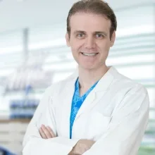 Doç. Dr. M. Özgür Sayın — Ortodonti, Antalya. Portre fotoğrafı.
