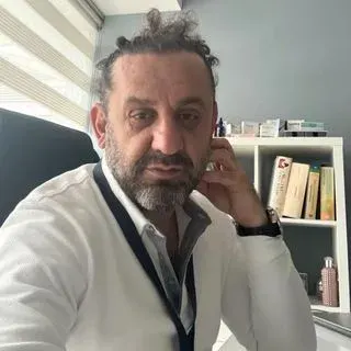 Uzm. Dr. Tevfik Karakoç — Psikiyatri, Bursa. Portre fotoğrafı.