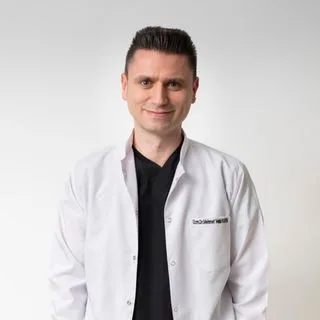 Doç. Dr. Mehmet Vehbi Kayra — Üroloji, Adana. Portre fotoğrafı.