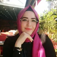Dt. Hatice Hoyrazlı — Diş Hekimi, Antalya. Portre fotoğrafı.