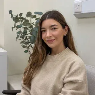 Psk. Elif Çayhan — Psikoloji, İstanbul. Portre fotoğrafı.