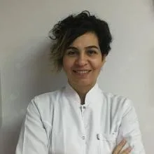 Dt. Ece Şardar Dosay — Diş Hekimi, Bursa. Portre fotoğrafı.