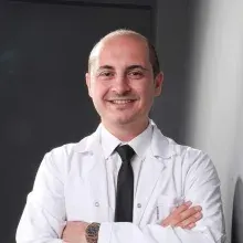 Dt. Erdem Alperen Ofli — Diş Hekimi, Konak, İzmir. Portre fotoğrafı.