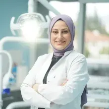 Dt. Zeynep Gençer Gökbayrak — Diş Hekimi, Aydın. Portre fotoğrafı.