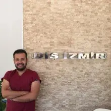 Dt. Mehmet Ergüneş — Diş Hekimi, İzmir. Portre fotoğrafı.