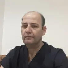 Dt. Gökhan Cebe — Diş Hekimi, İzmir. Portre fotoğrafı.