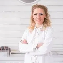 Op. Dr. Duygu Aksoy — Plastik Rekonstrüktif Ve Estetik Cerrahi, Antalya. Portre fotoğrafı.
