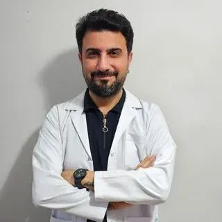 Dr. Emir Kütük — Sertifikalı Medikal Estetik, İstanbul. Portre fotoğrafı.