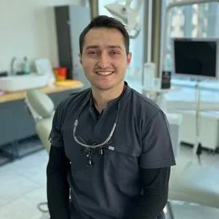 Dt. Ahmet Furkan Güler — Diş Hekimi, Kayseri. Portre fotoğrafı.